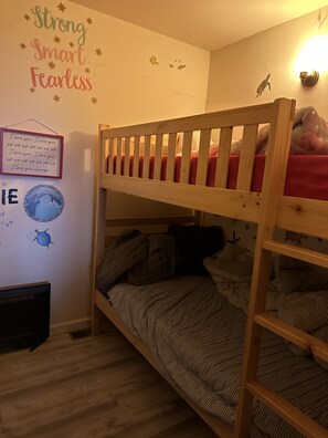 3 quartos, ferros/tábuas de passar roupa, Wi-Fi, roupa de cama
