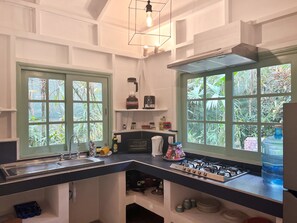 Kjøleskap, kokeplater, kaffetrakter/tekoker og vannkoker