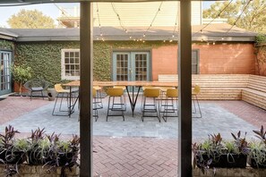 Courtyard - The Present Hotel (Savannah)
