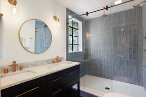 Shower, hair dryer, towels, soap - The Present Hotel (Savannah)