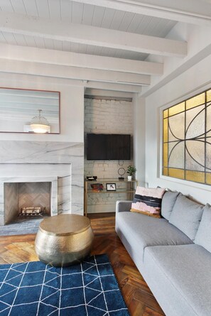 Smart TV - The Present Hotel (Savannah)