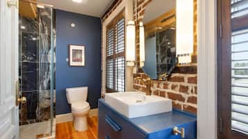 Ducha, secador de pelo, toallas, jabón