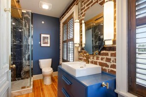 Shower, hair dryer, towels, soap - The Present Hotel (Savannah)