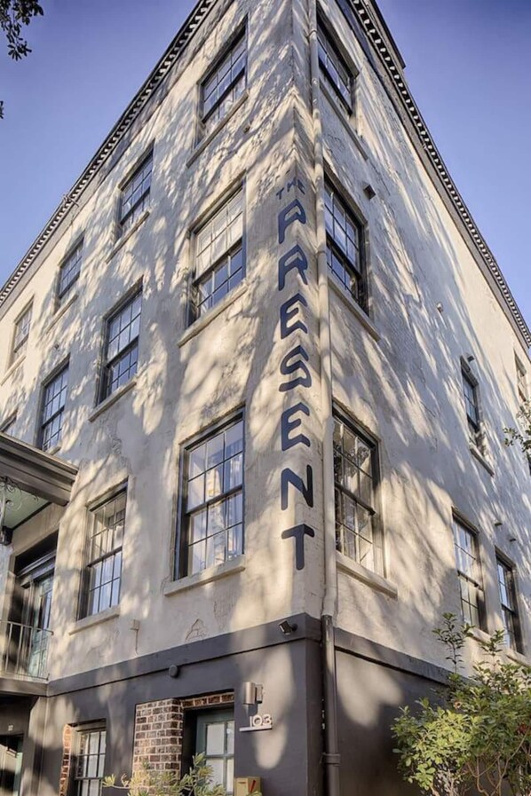 Exterior - The Present Hotel (Savannah)