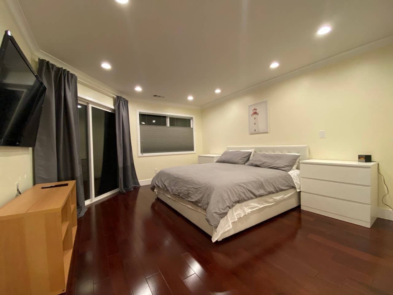 4 bedrooms, in-room safe, desk, blackout drapes