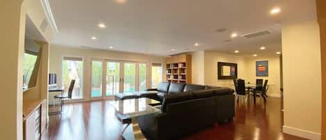 Smart TV, DVD player, livros, monitores de computador