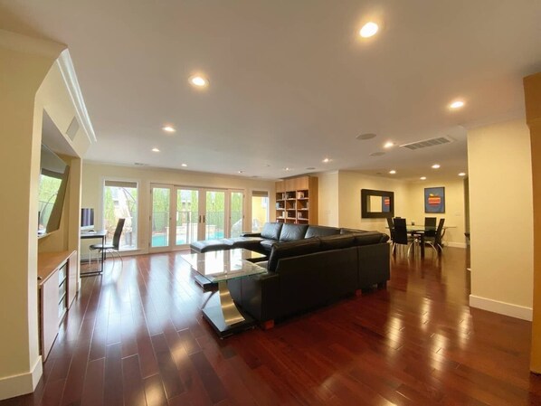 تلفزيون ذكي، مشغل دي في دي، كُتُب، شاشة كمبيوتر