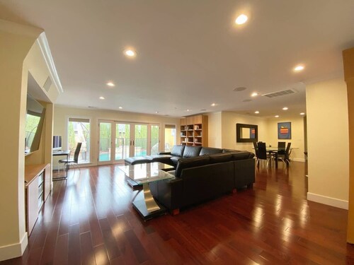 Luxury Carbon Neutral 4-Suite Home w/ Pool, Laundry