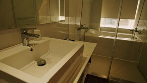 Rainfall showerhead, free toiletries, hair dryer, slippers