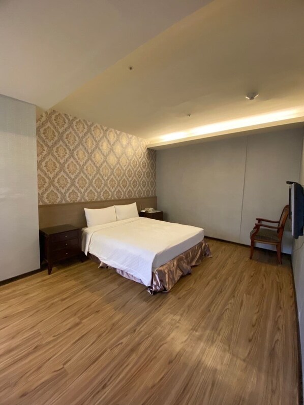 Standard Double Room, Non Smoking | Down comforters, desk