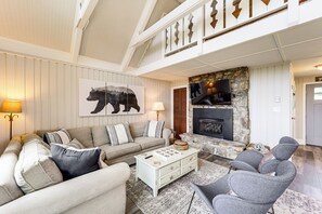 Télévision, cheminée, lecteur de DVD, espaces bureaux