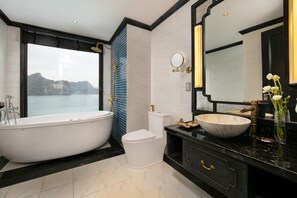 Quarto real, terraço (Suite Private, 2D1N, 3D2N) | Banheiro | Produtos de toalete de grife, secador de cabelo, roupões de banho