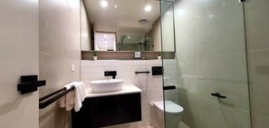 Douche, sèche-cheveux, serviettes fournies, savon