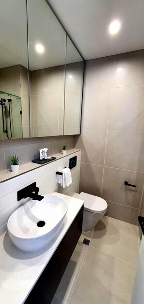Douche, sĂšche-cheveux, serviettes fournies, savon