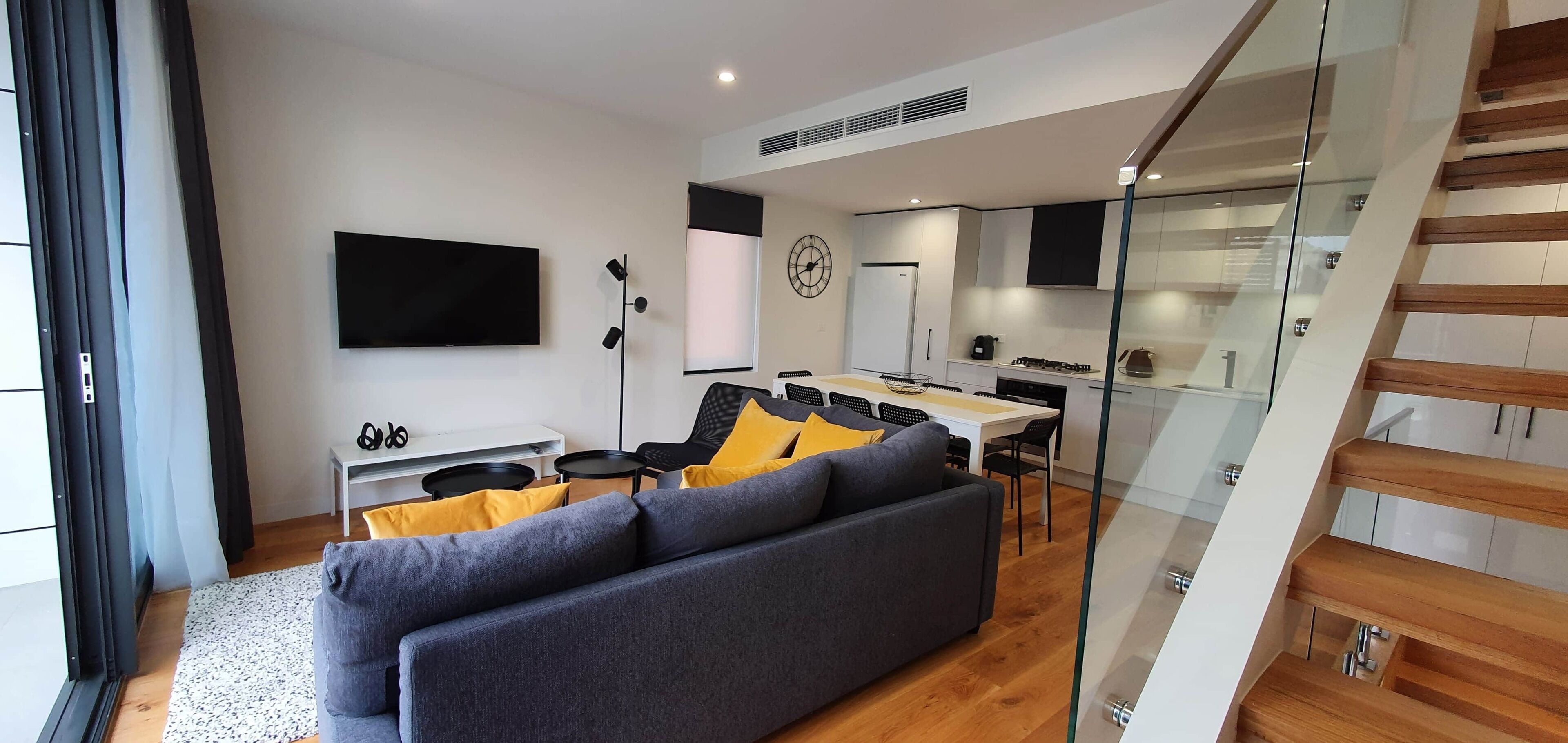 Near  new 3 bedroom residence — image 10