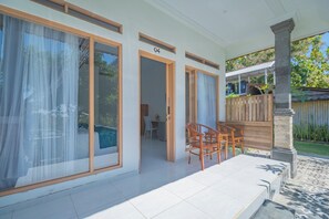 Desk, laptop workspace, soundproofing, iron/ironing board - Govardhan Bungalow (Penida Island)