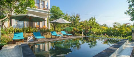 Outdoor pool, pool umbrellas, sun loungers