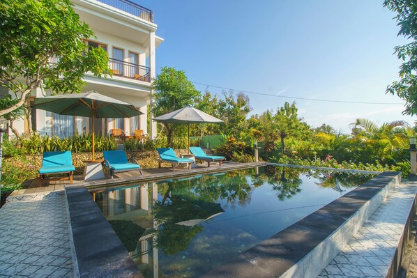 Outdoor pool, pool umbrellas, sun loungers - Govardhan Bungalow (Penida Island)