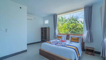 Suite | Desk, laptop workspace, soundproofing, iron/ironing board