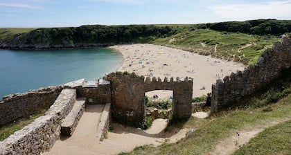 Viihtyisä latomuutos asetettiin Preselin kukkuloille vain muutaman minuutin päässä rannikosta