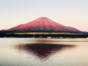 A mountain with a lake in the foreground. - Guesthouse Zen- Hostel (Yamanakako)