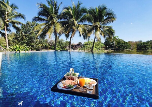 Una piscina al aire libre
