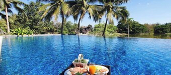 LUXURY CABIN POOL VILLA, KHAO-YAI
