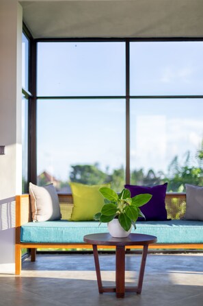 خزنة داخل الغرفة ومكتب ومساحة عمل للكمبيوتر المحمول ومكواة/لوح كي