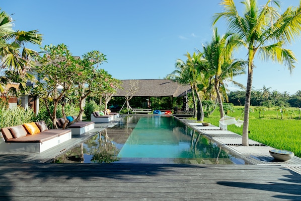 حمّام سباحة خارجي