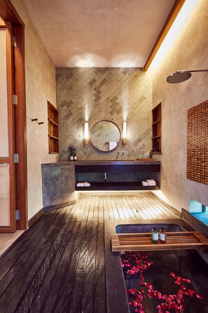 Rainfall showerhead, free toiletries, hair dryer, slippers - Podpadi Design Spaces (Ubud)