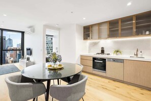 Fridge, microwave, oven, stovetop - Spacious Collins St Apartment with City View + Gym (Melbourne)