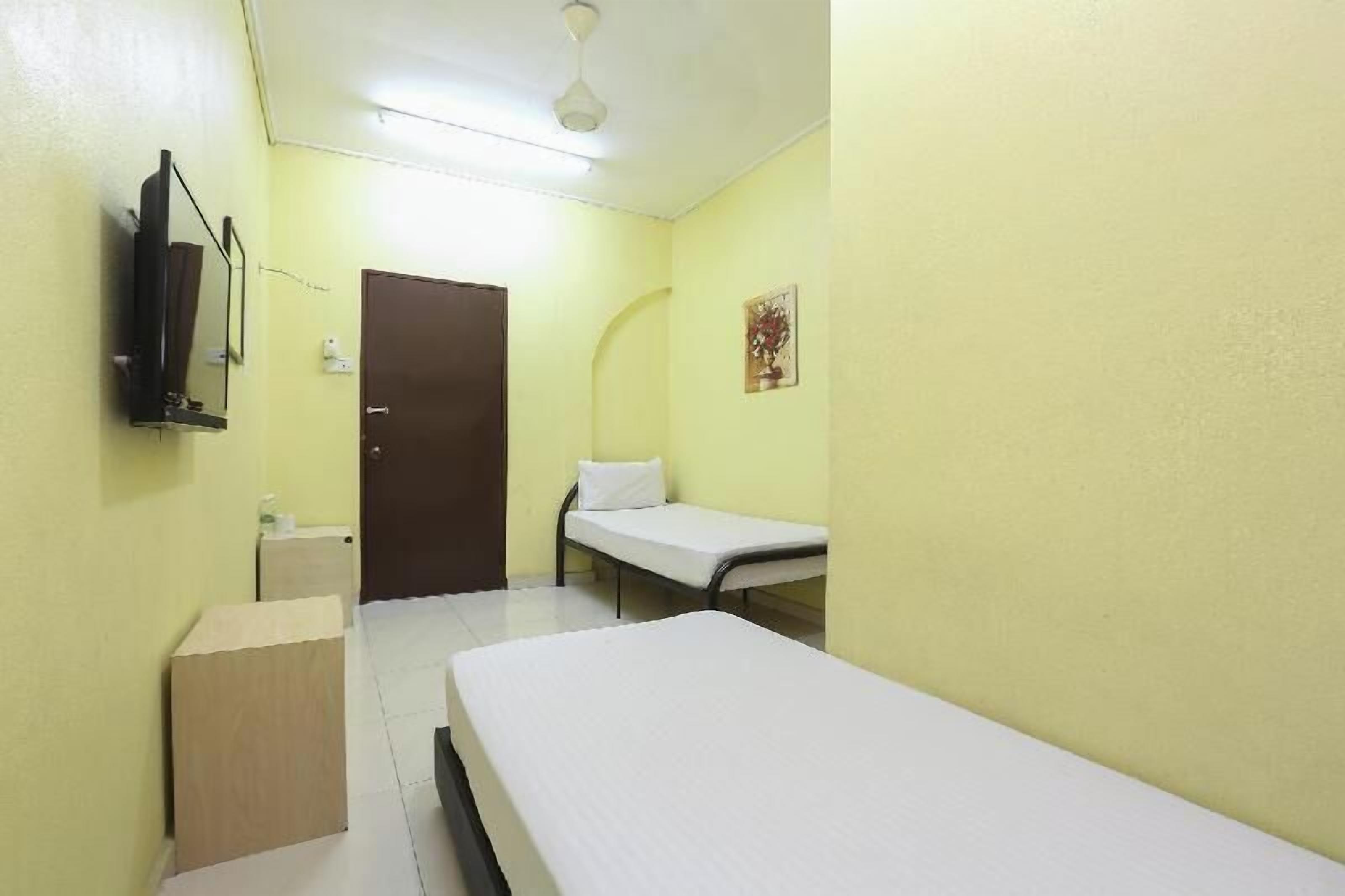 Peti besi dalam bilik, meja, ruang kerja komputer riba 