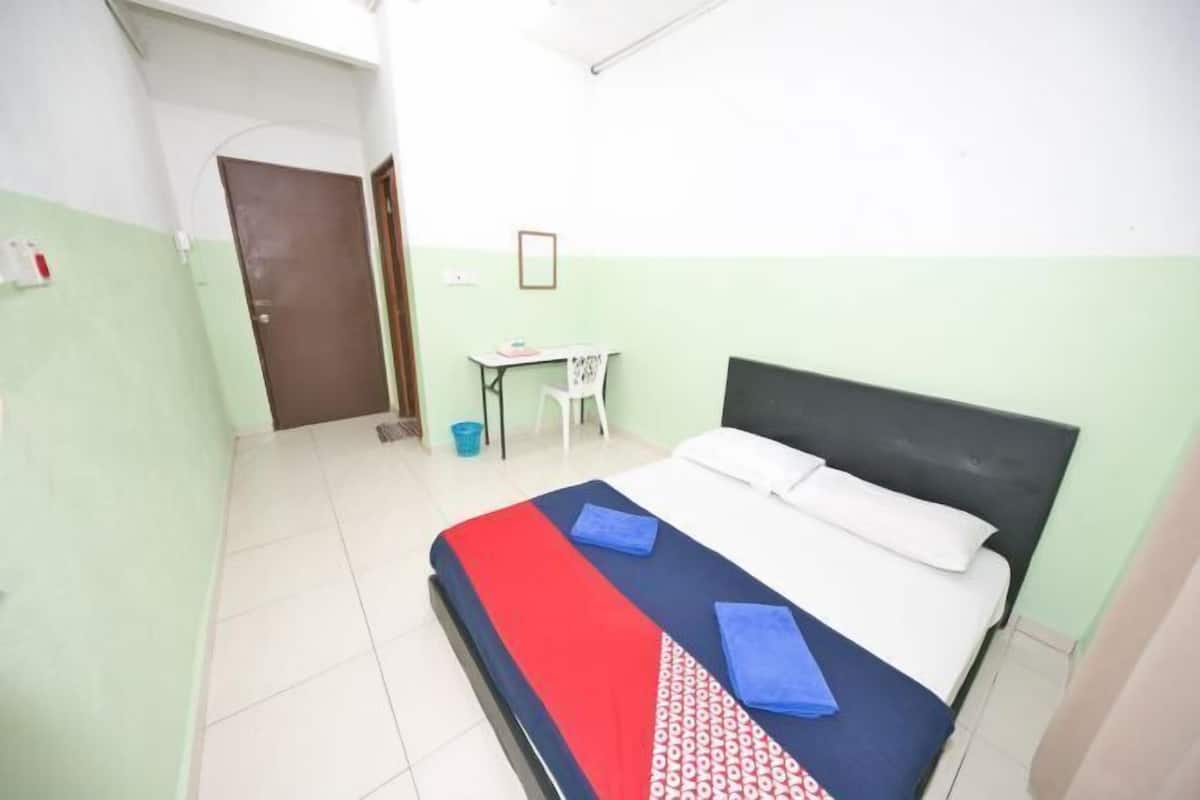 1 habitación, caja de seguridad en la habitación y escritorio