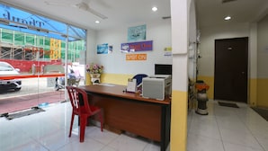 A reception desk with a computer, a calendar, and a sign that says "Thank Q Inn". - Hotel O Innap Kota Bharu (Kota Bharu)