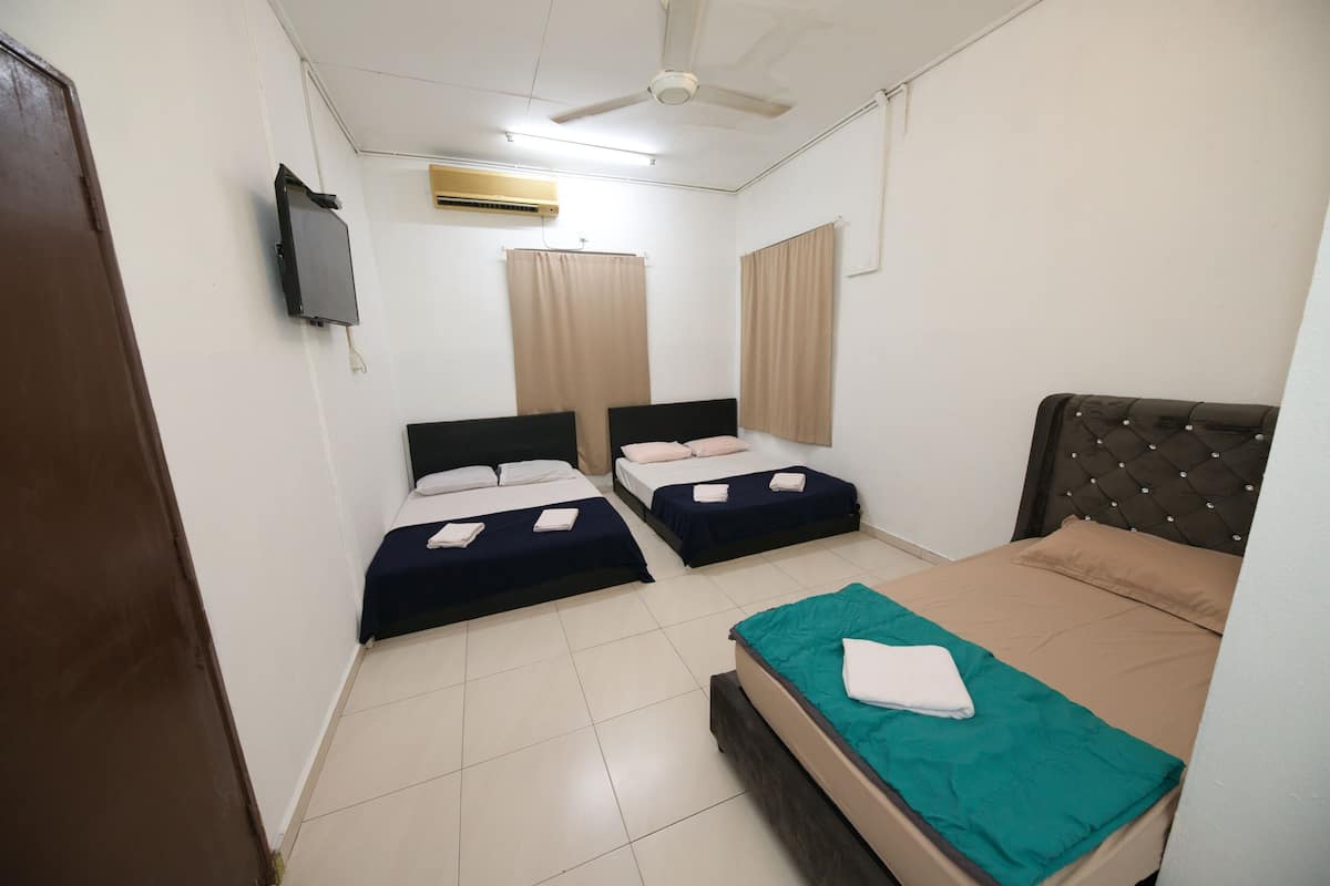 1 habitación, caja de seguridad en la habitación y escritorio