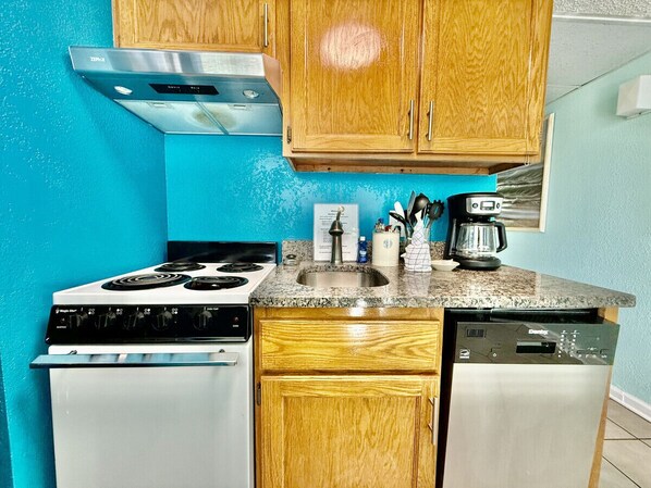 Køleskab, mikrobølgeovn, kogeplade, kaffe-/temaskine