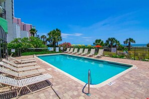 Een binnenzwembad en een verwarmd zwembad