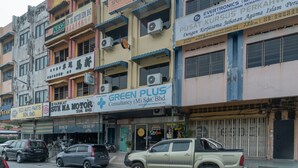 A multi-story building with various commercial establishments, including a hotel, a motor service center, and a consultancy firm. - Hotel O City Hostel Ipoh (Ipoh)