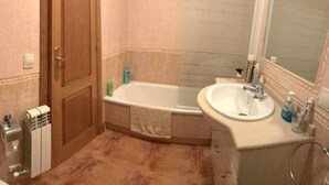Une salle de bain avec une baignoire, un lavabo et des toilettes.