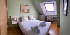 3 slaapkamers, een bureau, een strijkplank/strijkijzer, beddengoed