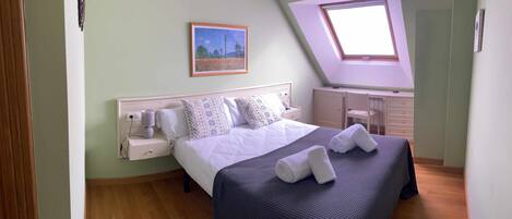 3 bedrooms, desk, iron/ironing board, bed sheets