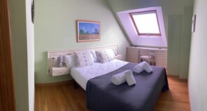 3 dormitorios, escritorio, tabla de planchar con plancha y ropa de cama