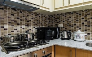 Refrigerador, microondas, parrilla de estufa y cafetera y tetera