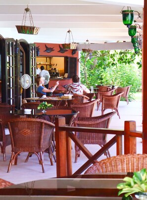 Outdoor dining - WOBURN RESIDENCE CLUB- COASTAL FINEST RESORTS AND HOLIDAY AND HOME (Malindi)