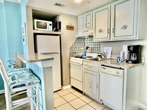 Een koelkast, een microgolfoven, een oven, een kookplaat