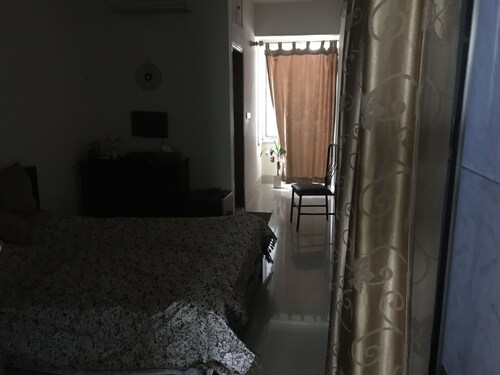 Chambre privée confortable entièrement climatisée salle de bain attenante.