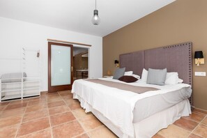 4 bedrooms, iron/ironing board, free WiFi, bed sheets - Air-Conditioned Villa "Selena" with Pool, Garden & Wi-Fi (Pájara)