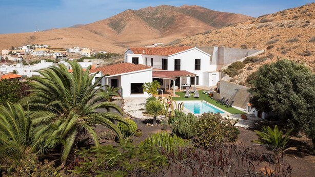 A modern house with a swimming pool, surrounded by desert vegetation and hills. - Air-Conditioned Villa "Selena" with Pool, Garden & Wi-Fi (Pájara)