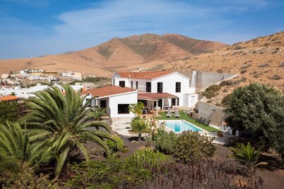 Air-Conditioned Villa "Selena" with Pool, Garden & Wi-Fi