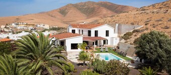 Air-Conditioned Villa "Selena" with Pool, Garden & Wi-Fi